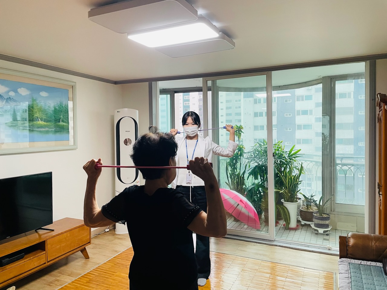 연수구 동춘3동 행정복지센터는 이달부터 질병 고령으로 인하여 건강 관리가 필요한 홀몸 어르신 40세대를 대상으로 건강 키움 체조 교실 사업을 시작했다