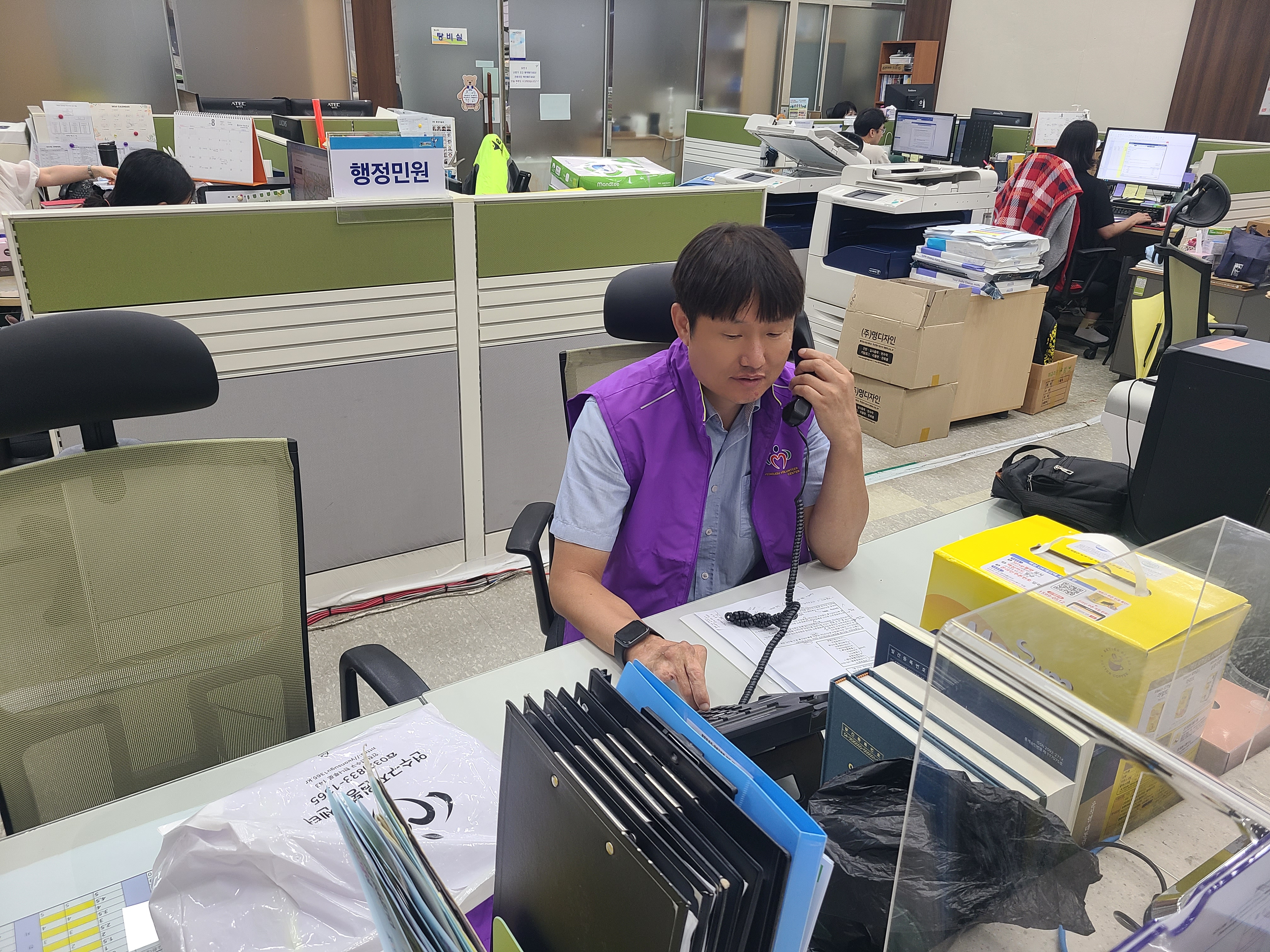 연수구 연수2동 행정복지센터는 복지사각지대 위기에 놓인 지역 내 저소득 1인 가구 대상자를 발굴하고 지속적인 안부 확인을 하는 따뜻한 목소리 안부 전화 사업을 운영한다