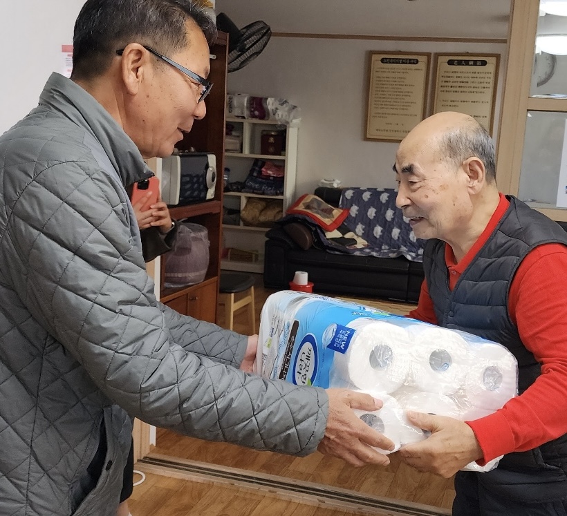 동춘1동 주민자치회, 봉재산 ‘억새꽃 축제’ 후원품 경로당 전달