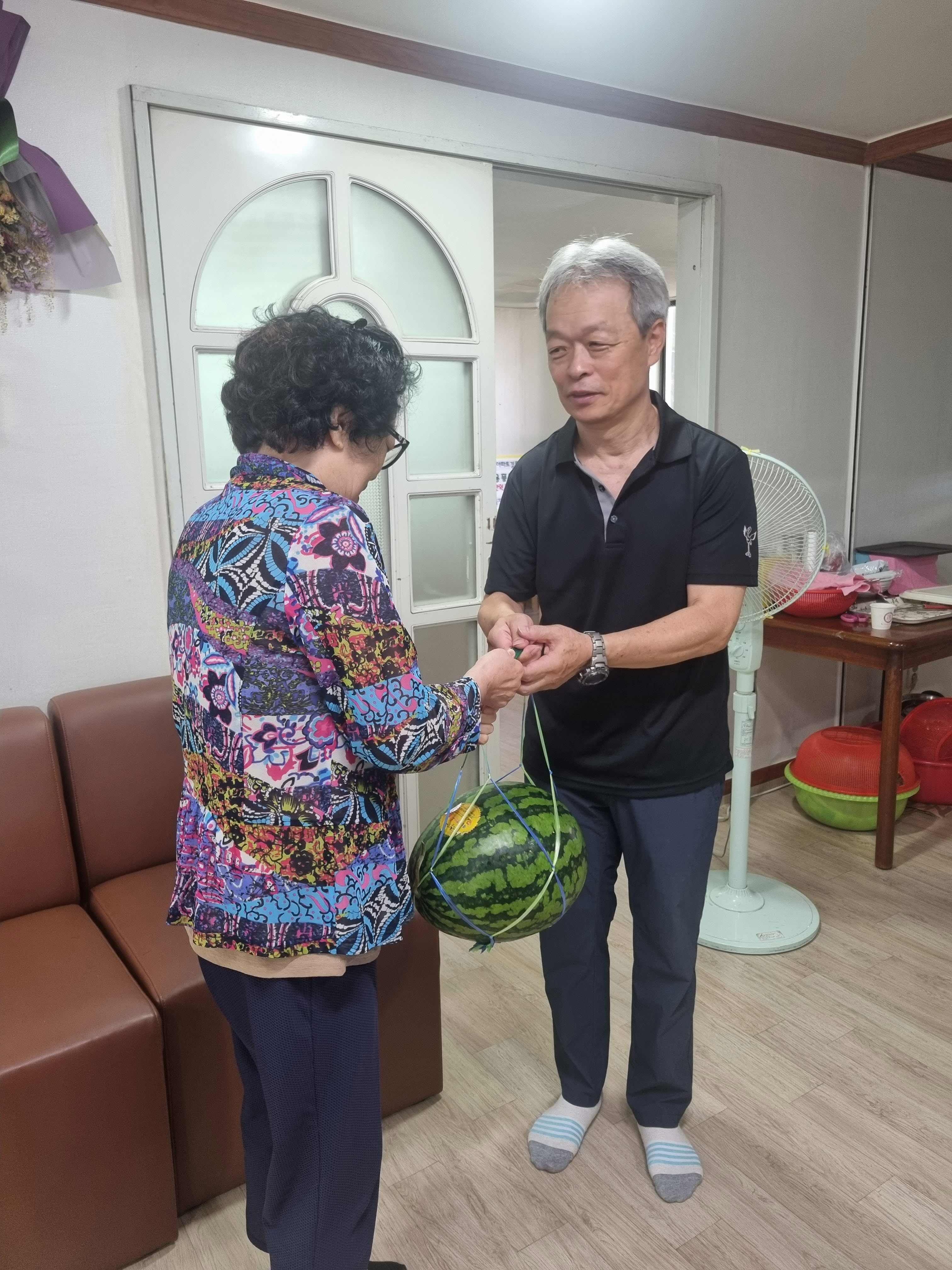 동춘2동 통장자율회, 말복 맞이 경로당 과일 나눔 행사