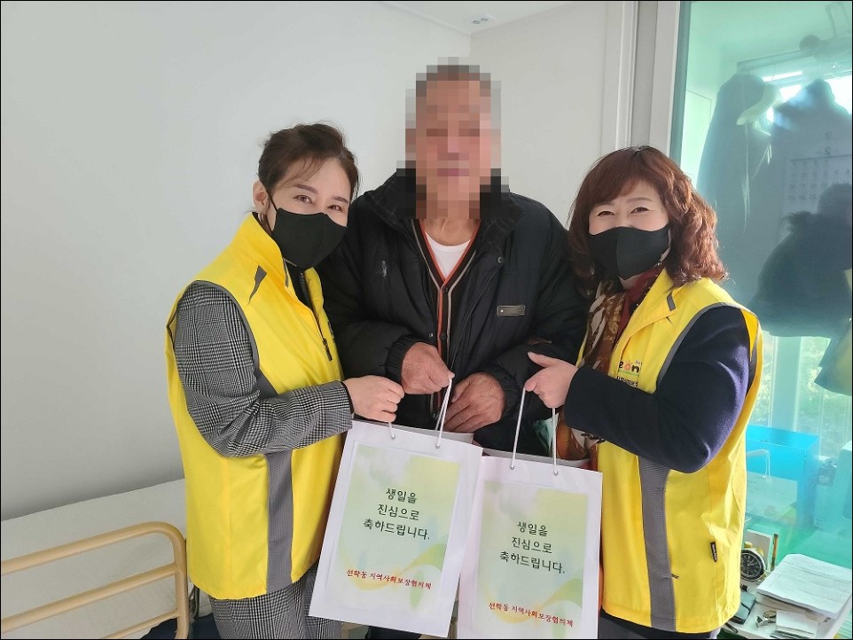 선학동 지사협, 홀몸 어르신 생신 축하 선물 전달