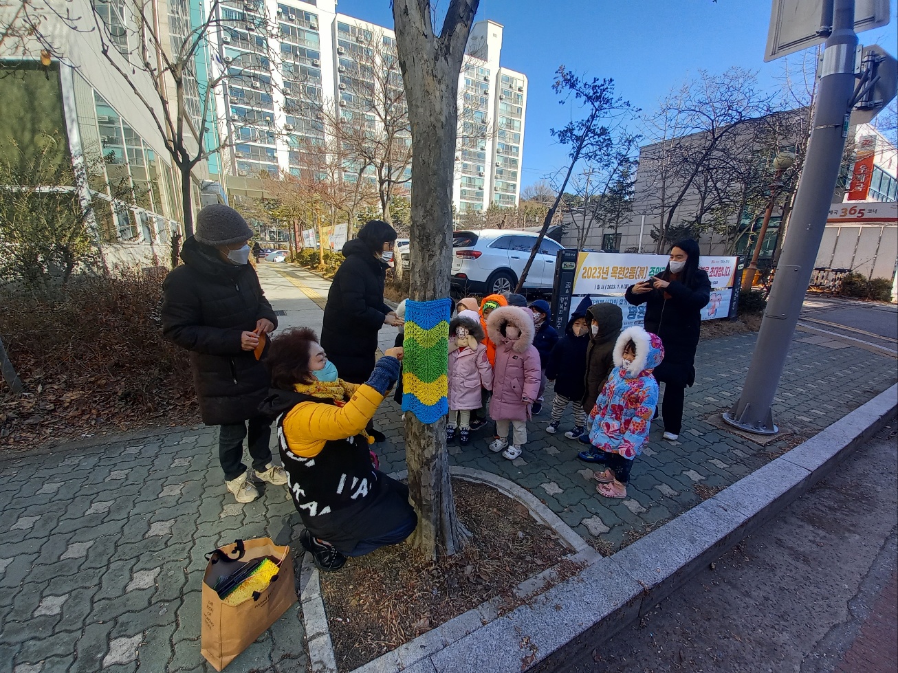 연수구 옥련2동 주민자치회는 지난 18일 옥련2동 문화의 거리에 있는 겨울나무 30여 그루에 손뜨개 옷을 입혀주는 행사를 실시했다.