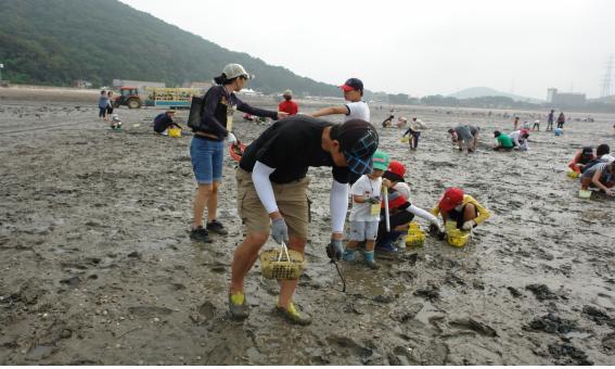 동춘2동, 여름방학 맞이 ‘구봉도 가족갯벌체험 행사’ 개최의 1번째 이미지