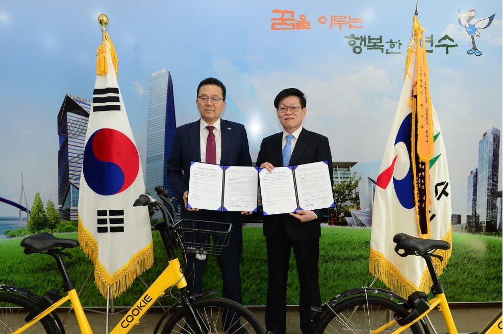 연수구 올해 공유자전거 운영, 삼천리와 협약 체결 1 : 4월 17일 오전 11시 인천시 연수구 연수구청 2층 소회의실에서 이재호 연수구청장(사진 왼쪽)과 신동호 삼천리자전거(주) 대표이사(사진 오른쪽)가 공유자전거인 주민자전거 관리·운영 협약을 체결했다. 구는 오는 6월초 주민자전거 300대를 시범운영한뒤 8월부터 총1,000대를 운영한다. 이용요금은 20분당 250원이다.연수구 제공
