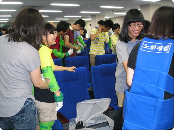 연수구자원봉사센터 어르신을 체험하고 이해하다!의 1번째 이미지