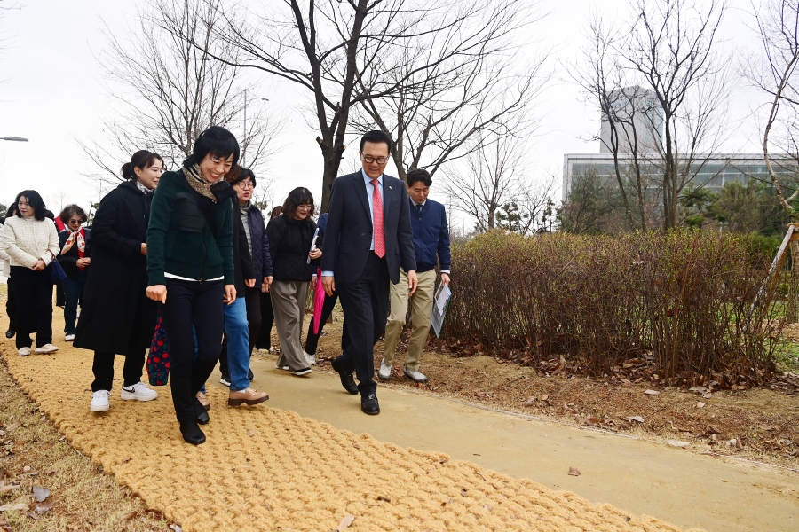 2025.03.27.  송도3동 연두방문 건의사항 현장방문(황톳길 조성)_햇무리공원 사진